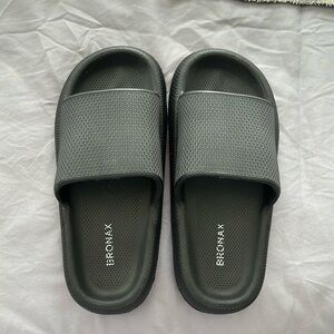 Black pillow slides NEVER WORN size 39-40 (size 8)